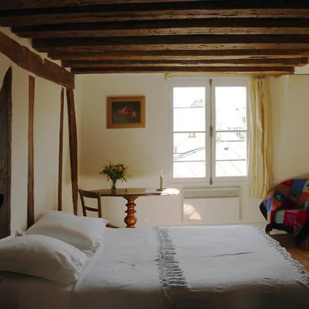 Nest In Apartment Paris